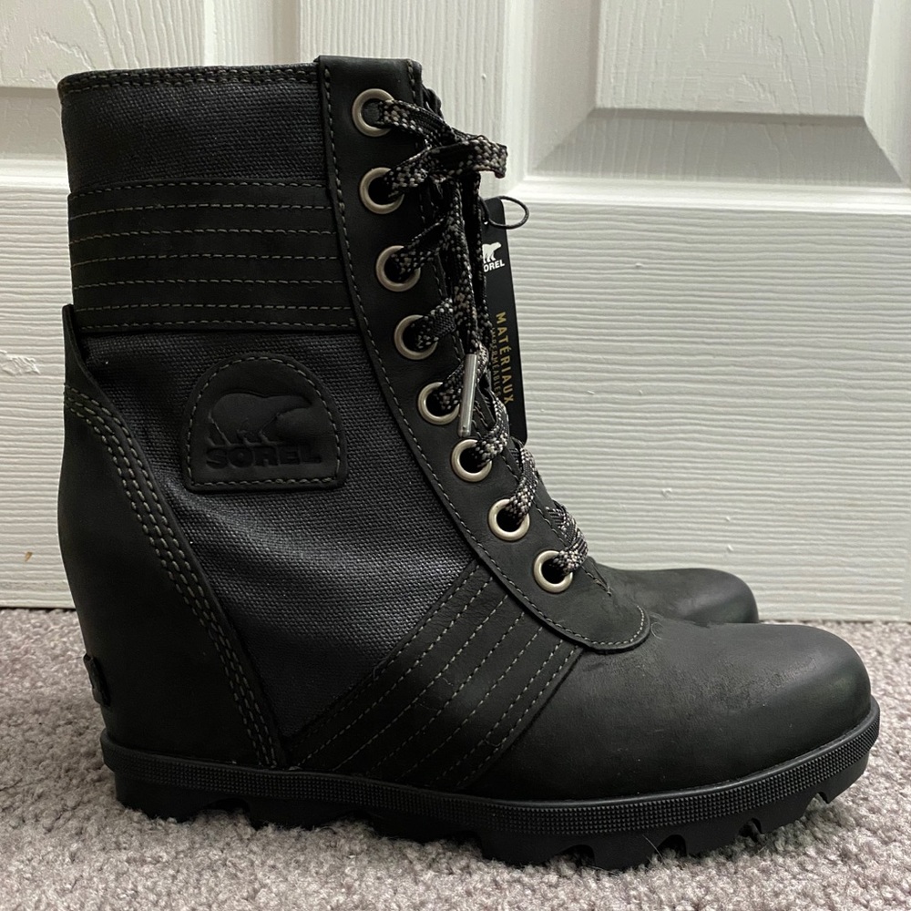Black wedge boots 🥾 SOREL